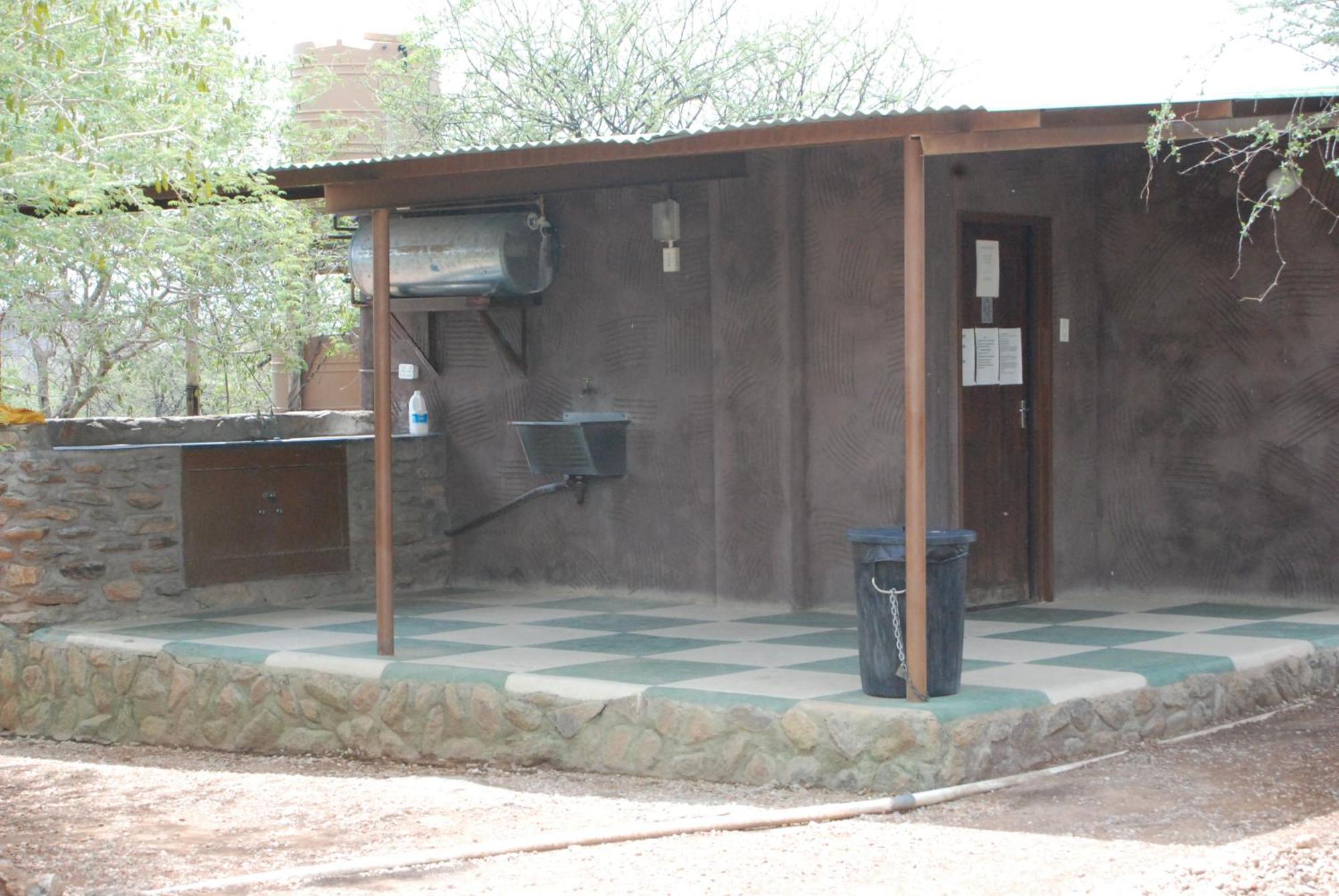 Oppi-Koppi Rest Camp Villa Kamanjab Bilik gambar
