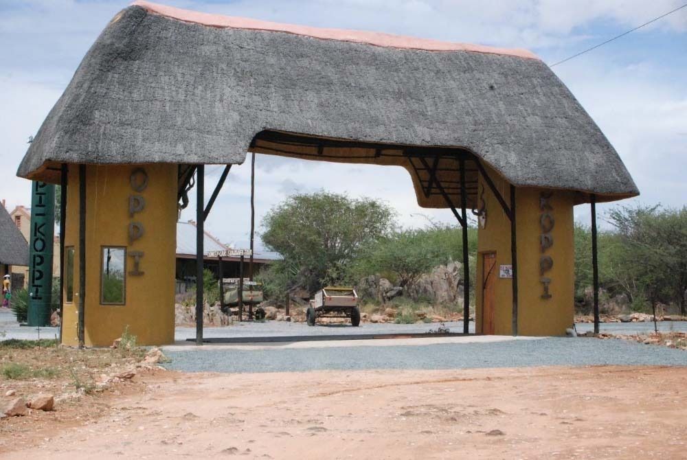Oppi-Koppi Rest Camp Villa Kamanjab Luaran gambar