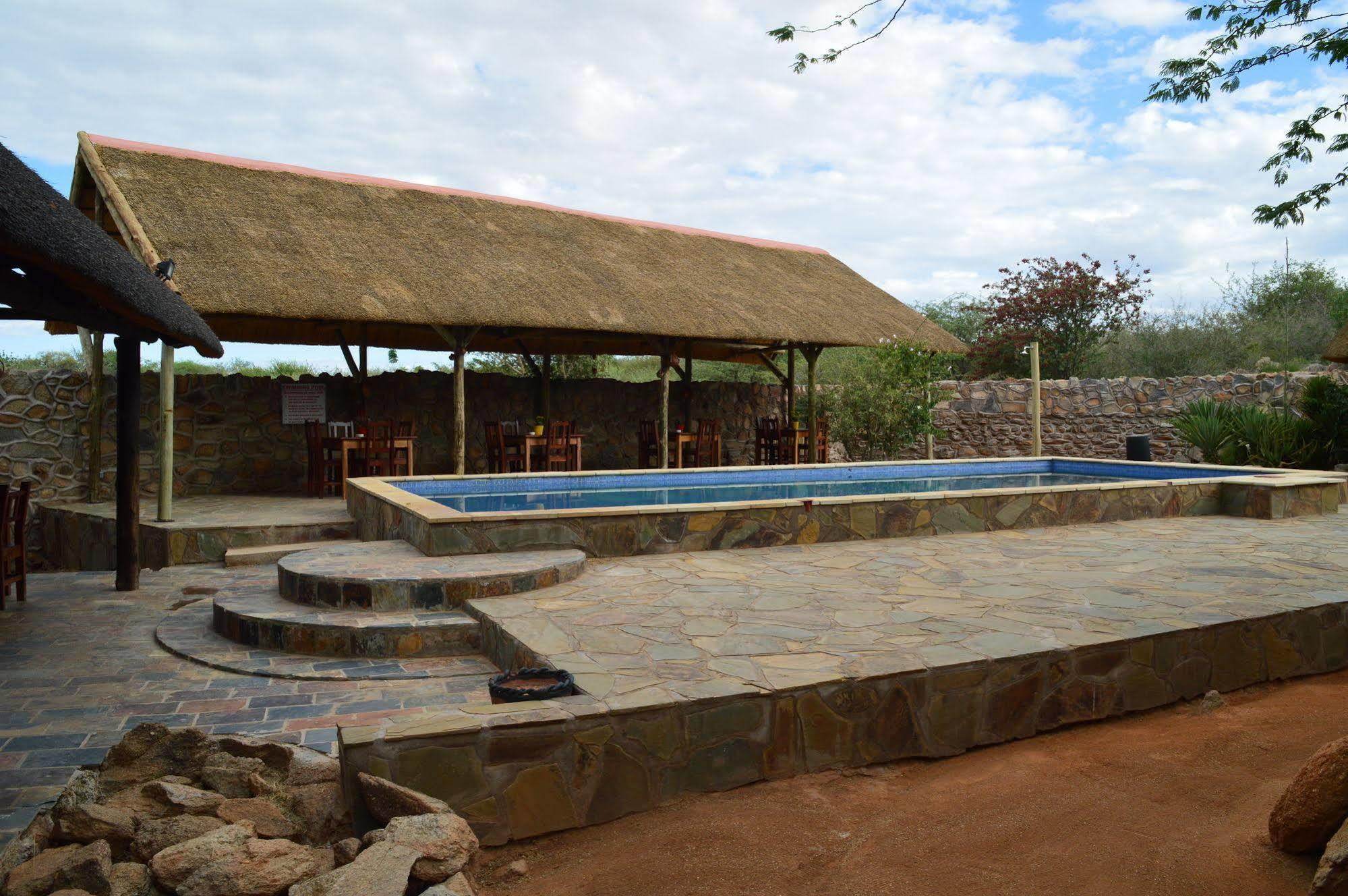 Oppi-Koppi Rest Camp Villa Kamanjab Luaran gambar